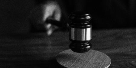 Judge tapping gavel